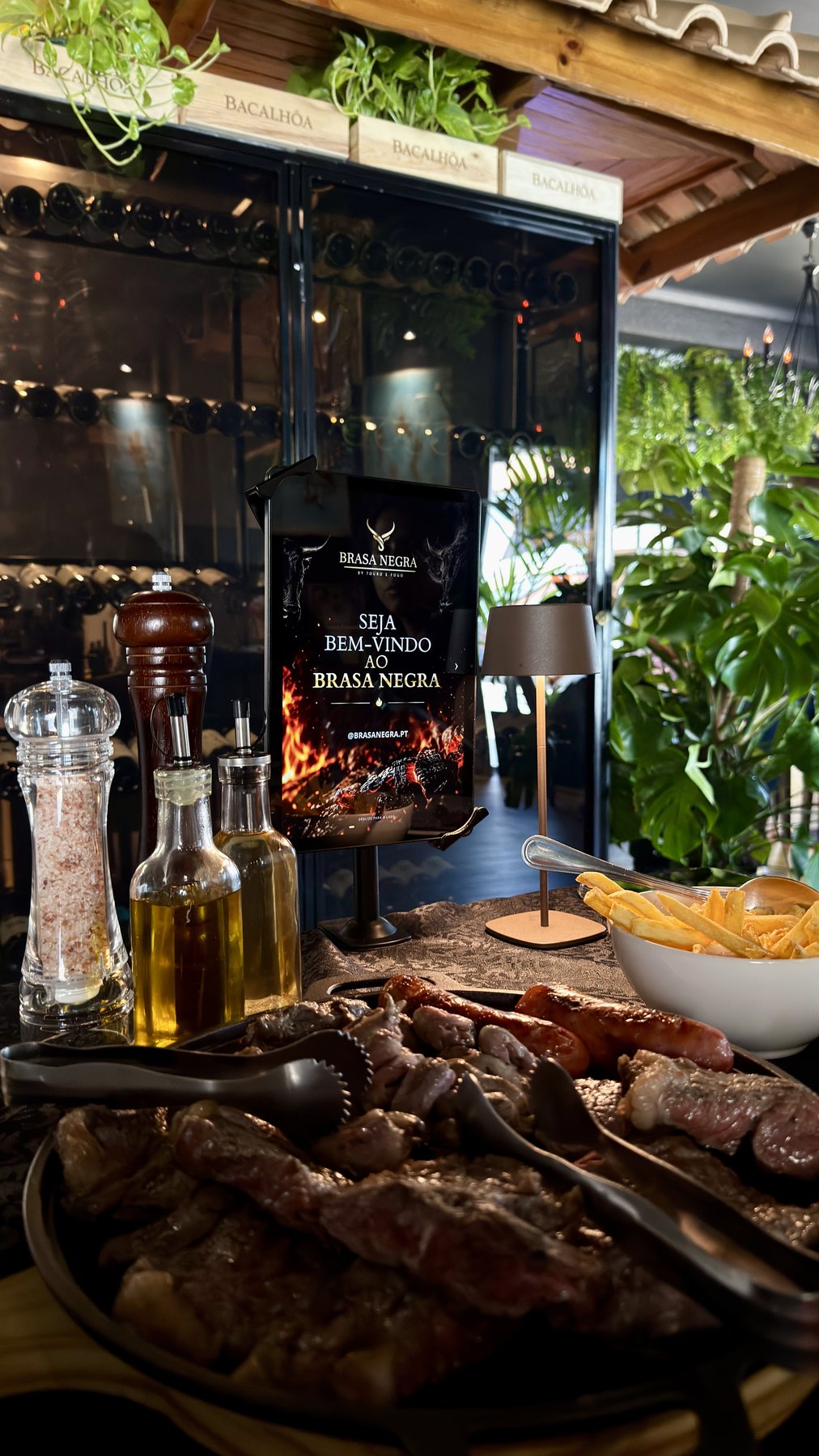 Mesa do Brasa Negra com carnes e acompanhamentos